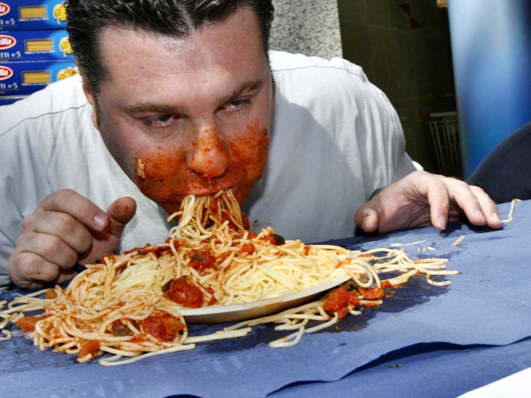 Поедание спагетти